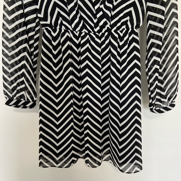 Express dress - Picture 3 of 11